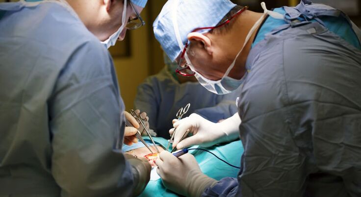 La chirurgie est pratiquée aux stades avancés de la prostatite chronique chez l’homme. 
